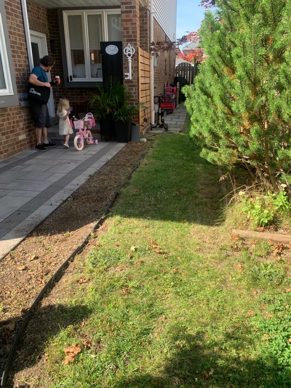 Side yard bed re-edge after razorshap service