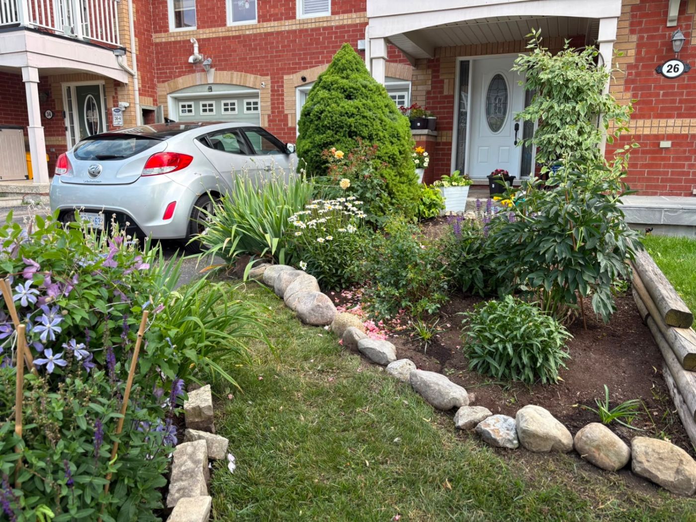 razorshap landscaping project: Rock-edged garden beds